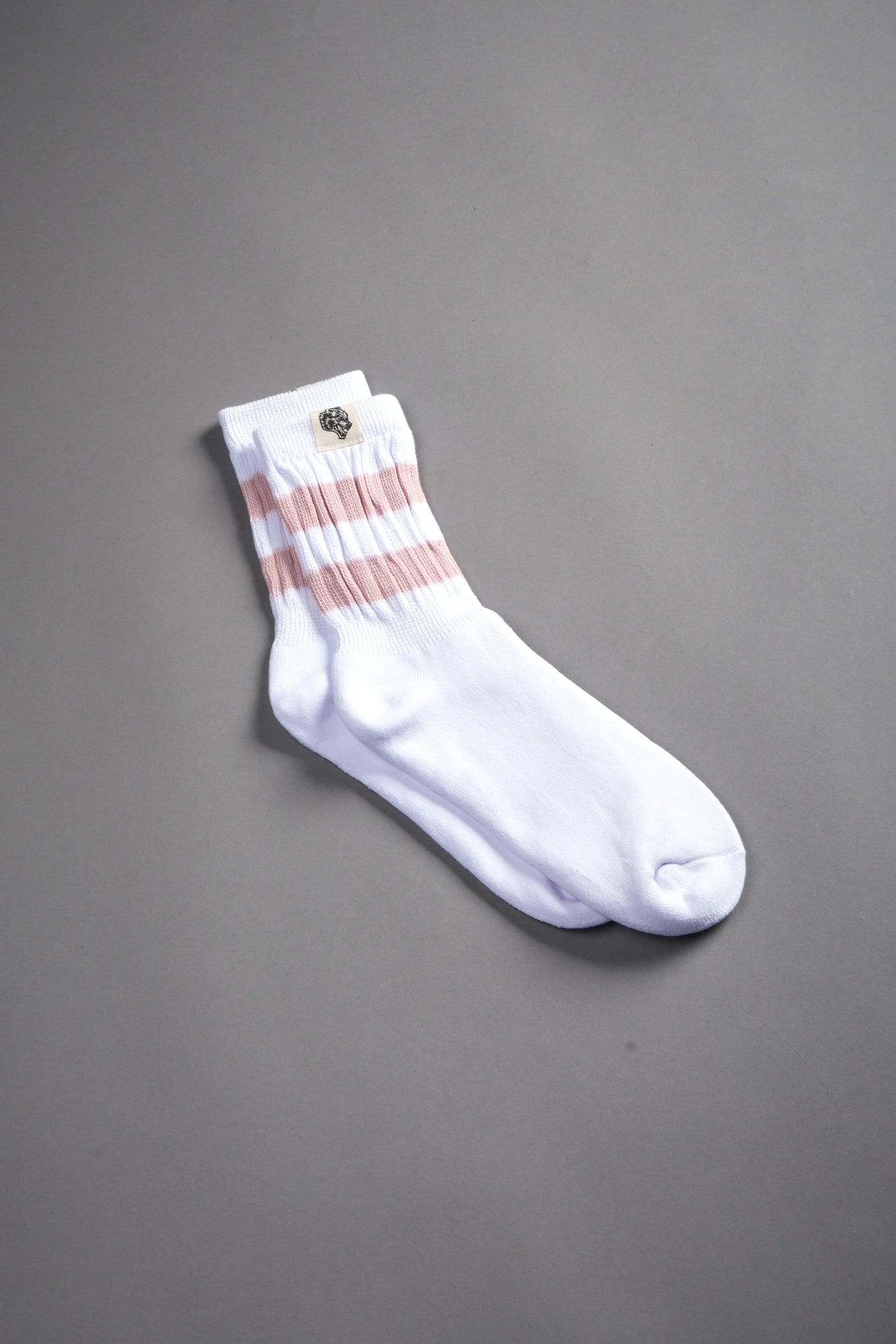 DSA-0018 WOLF PATCH V2 2 STRIPE COMFY SOCKS IN WHITE/CHERRY BLOSSOM