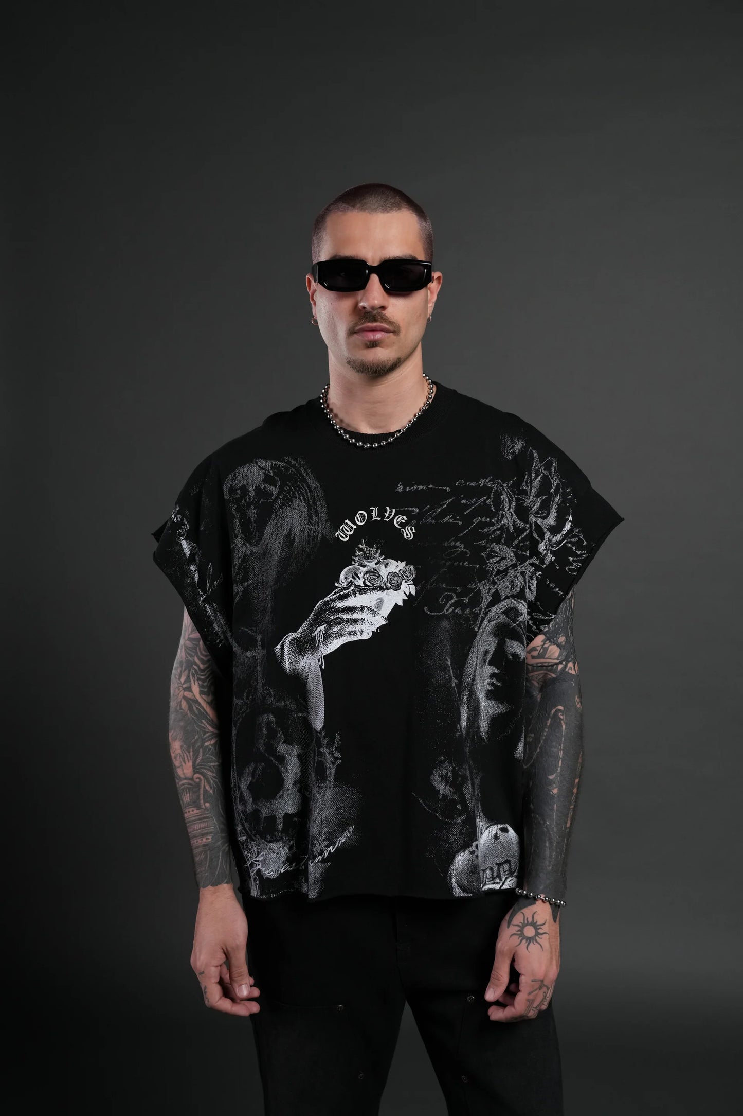 DS-0098 Heart of Thorns Distressed Grunge Cut-Off Mid-Length Raw Hem Tee in Black