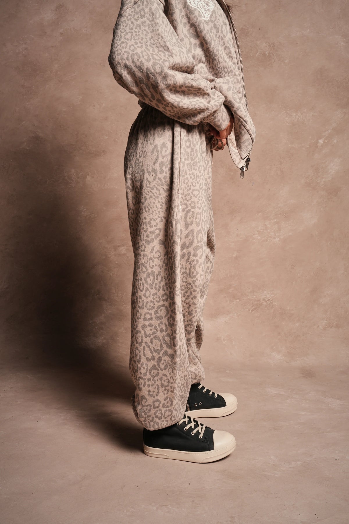 DSHE-0080 DUAL PREMIUM LOUNGER SWEATPANTS IN CLAY LEOPARD