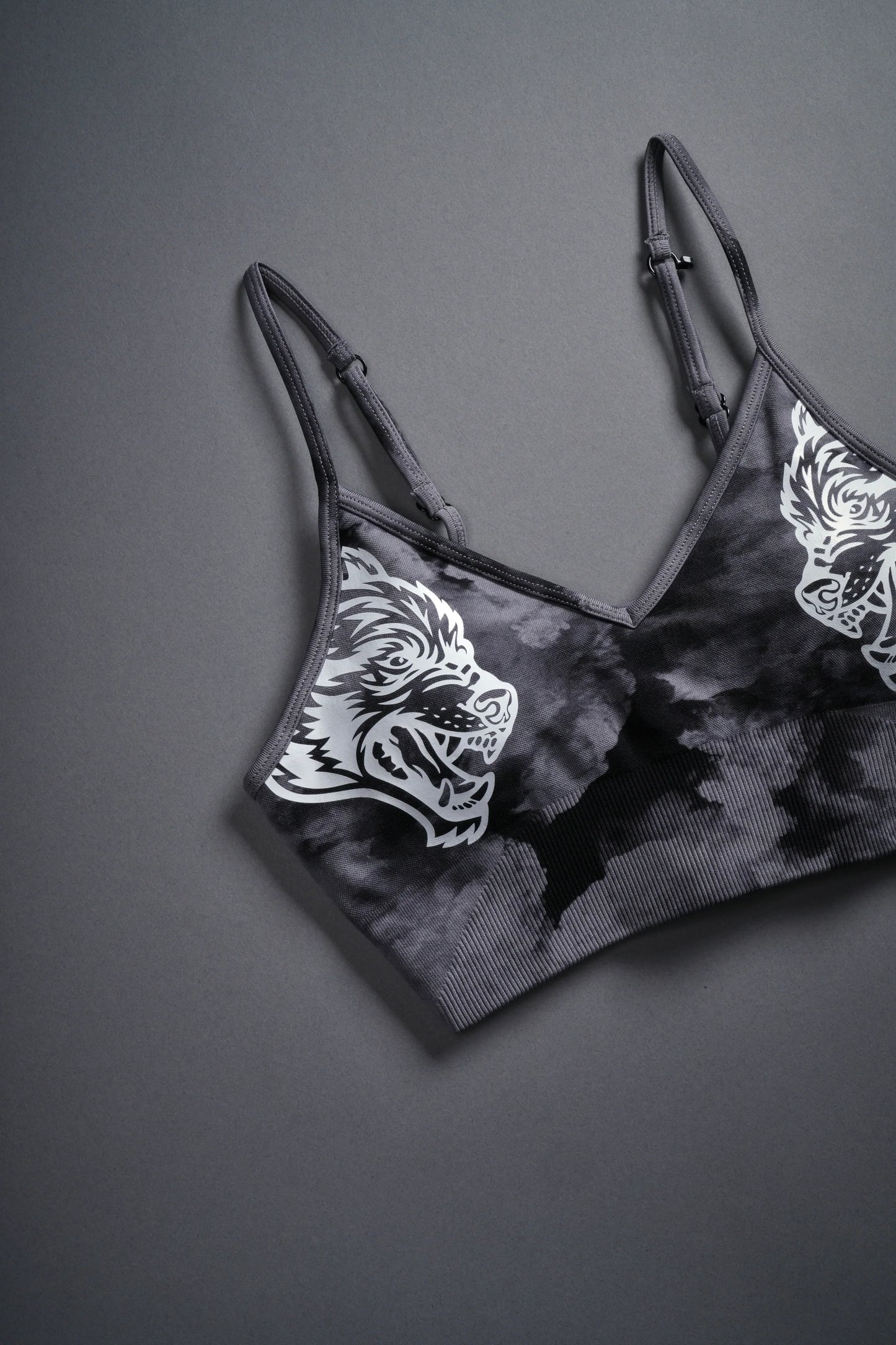 DSHE-0056 Dual Wolf Chopper “Everson Seamless” Sports Bra in Black Ghost Clouds