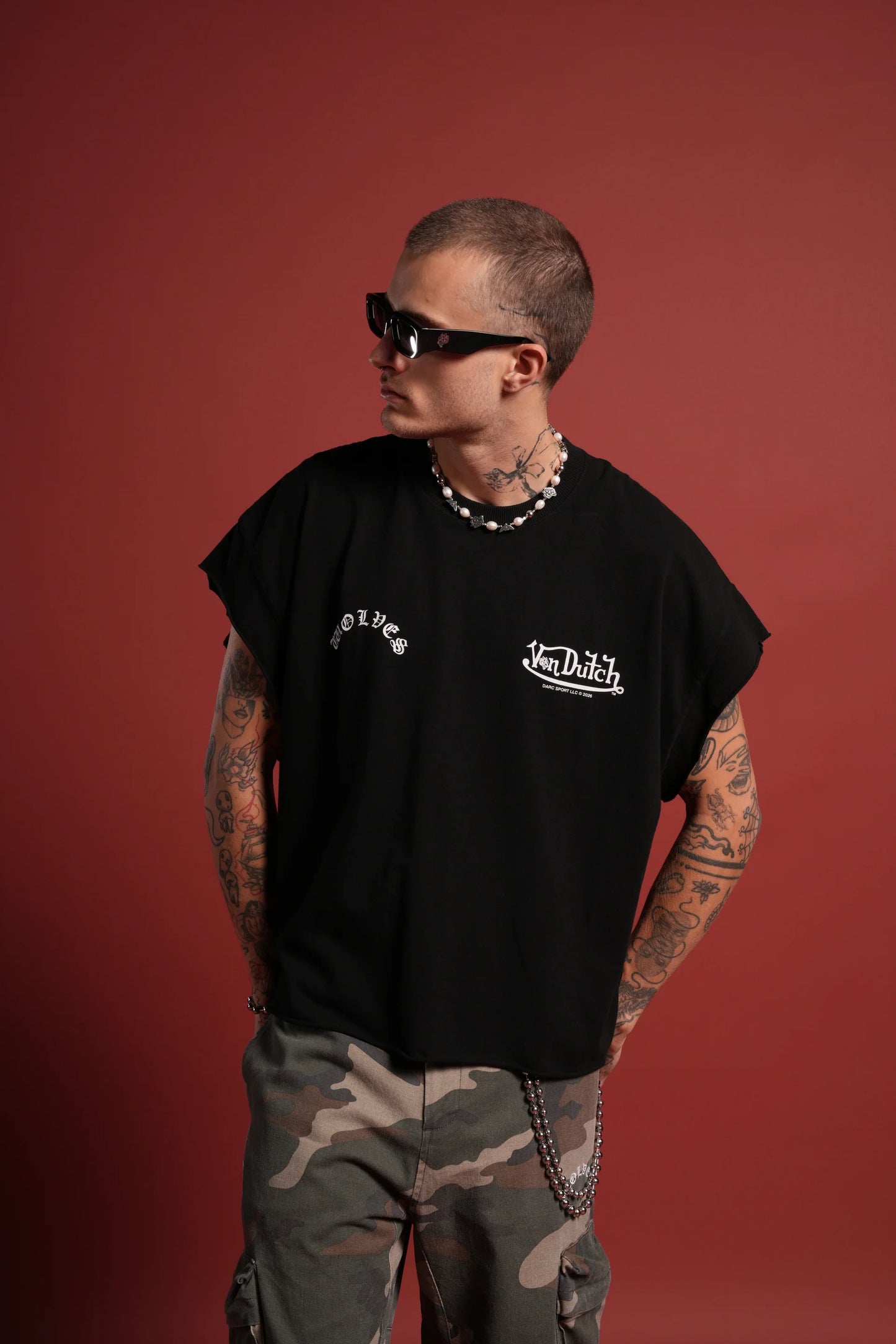 DS/VD-0081 Von Darc Grunge Cut-Off Mid-Length Raw Hem Tee in Black