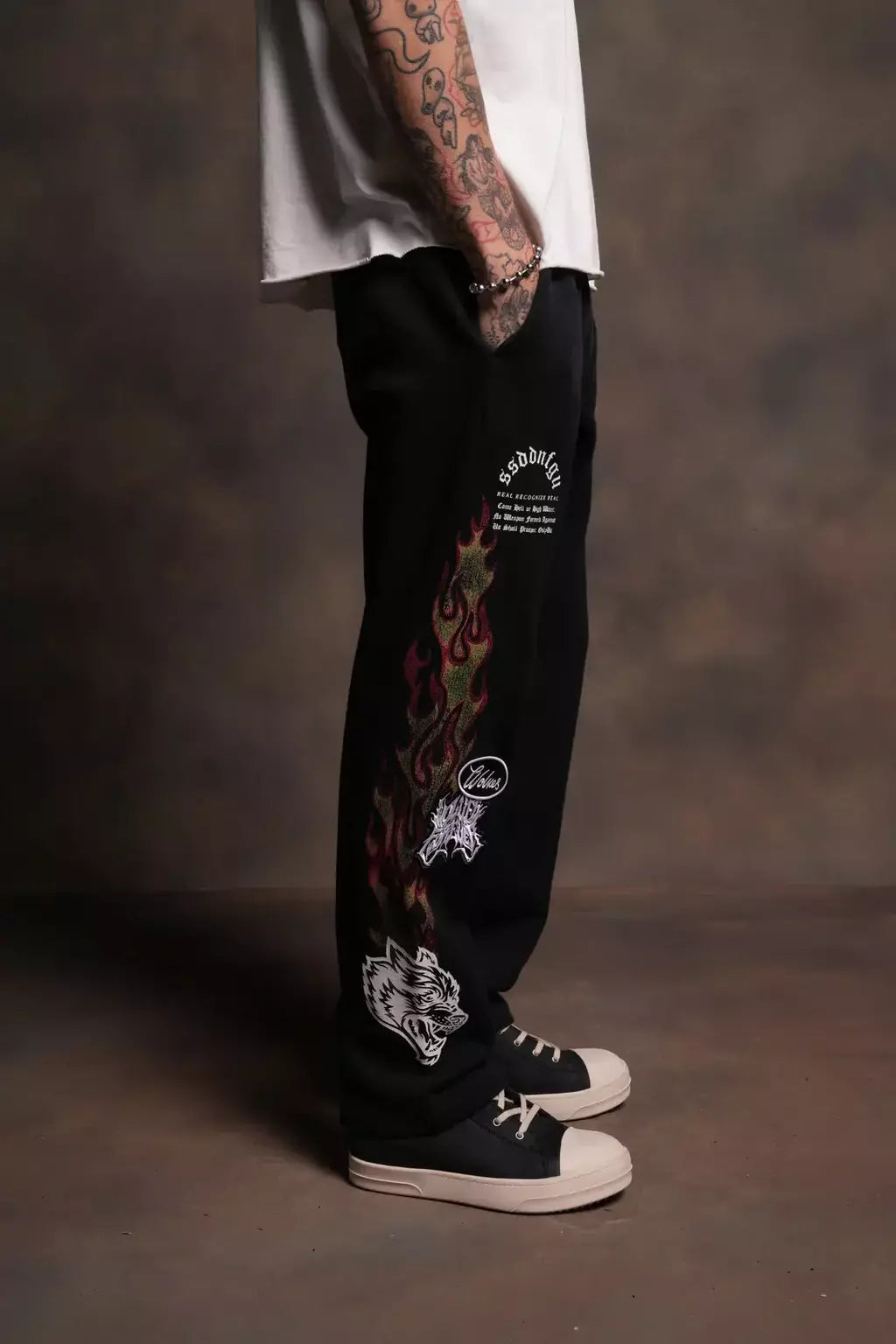 DS/HAR-0069 Harley-Davidson Wolves Bigelow Cargo Sweatpants in Black Drift Wash