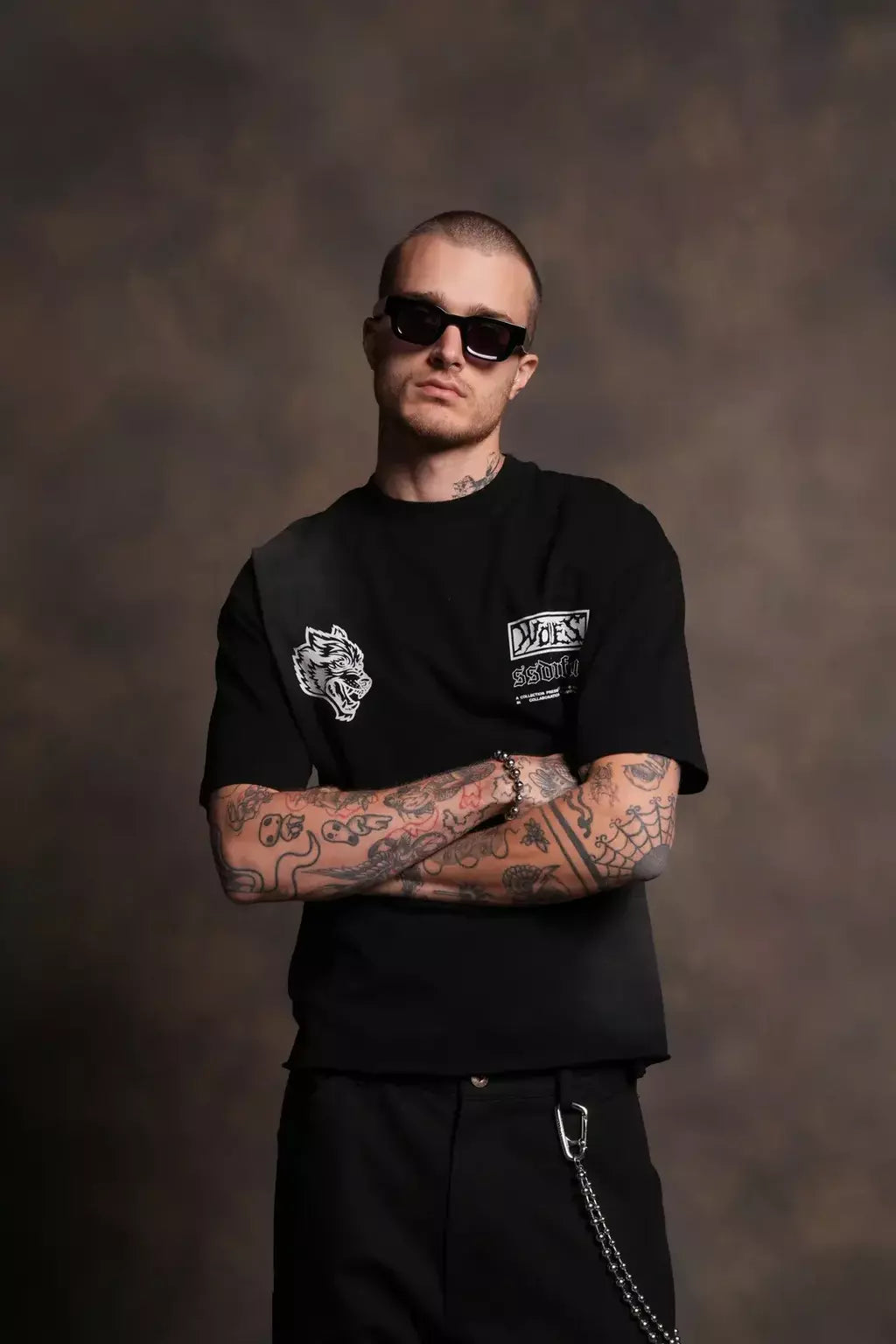 DS/HAR-0060 Ride Forever Distressed Grunge Mid-Length Raw Hem Tee in Black Sun Fade