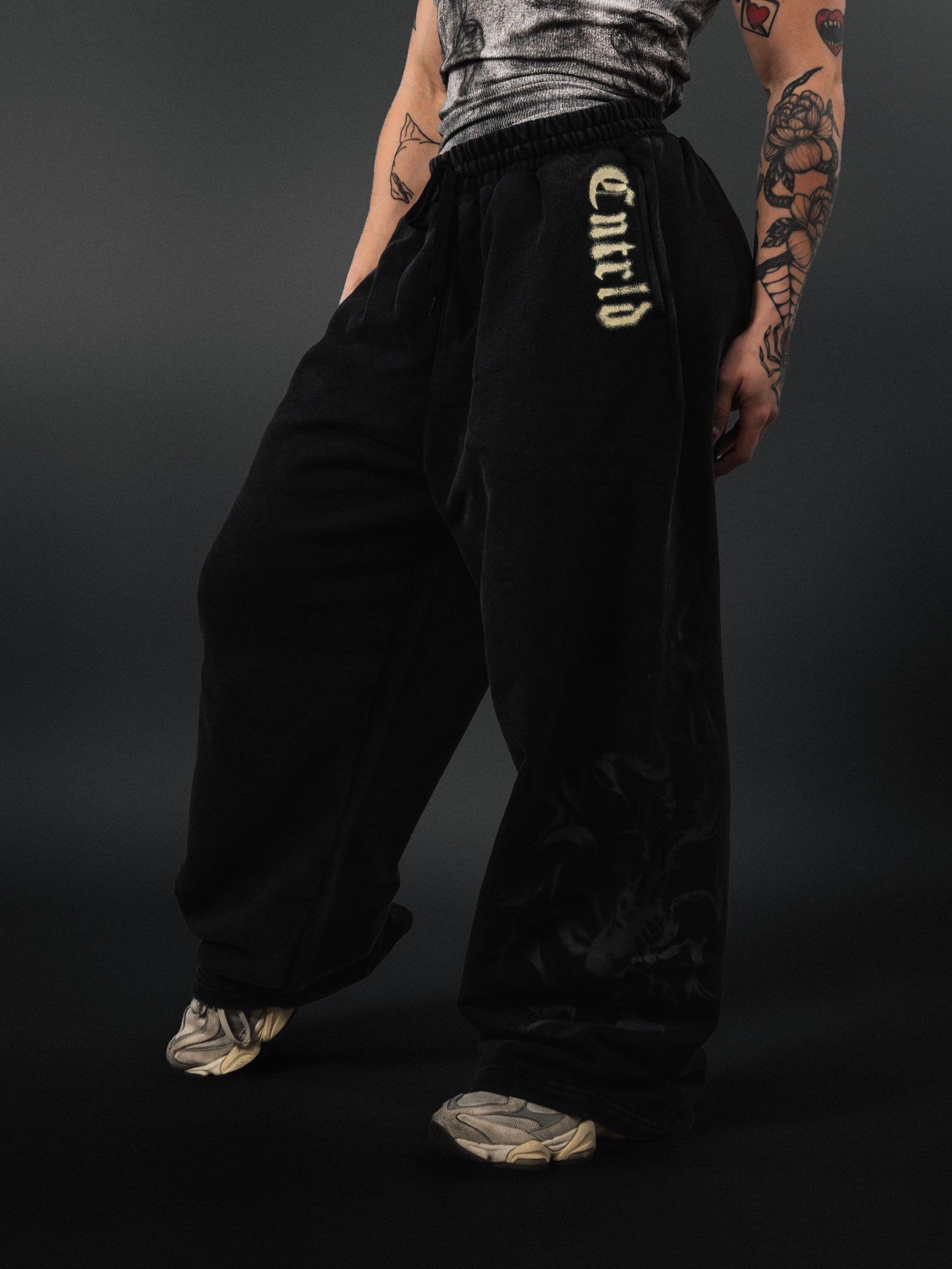SMOKE WIDE LEG SWEATS BLACK - Controlled