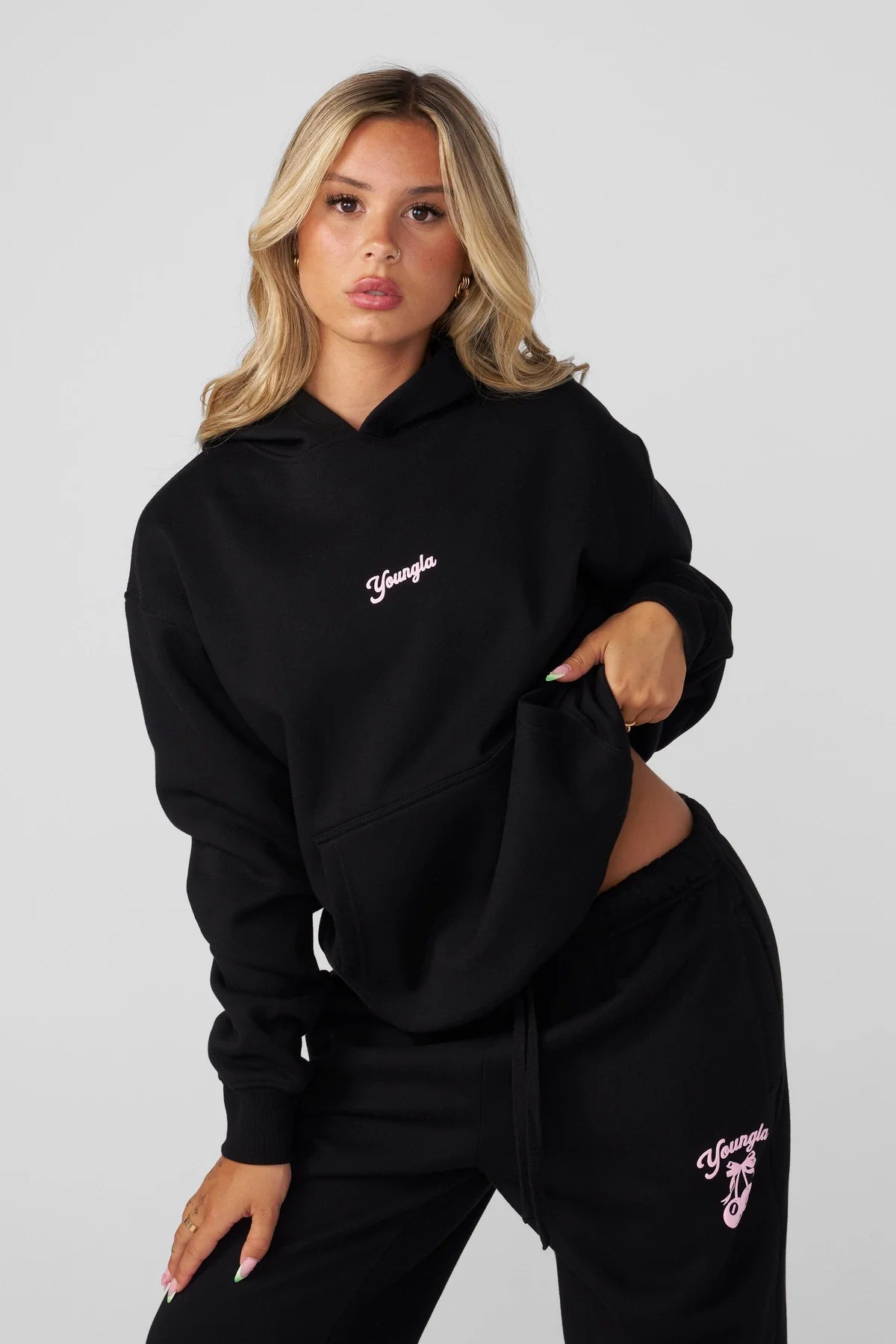 W566 SOFT SERVE HOODIE - BLACK