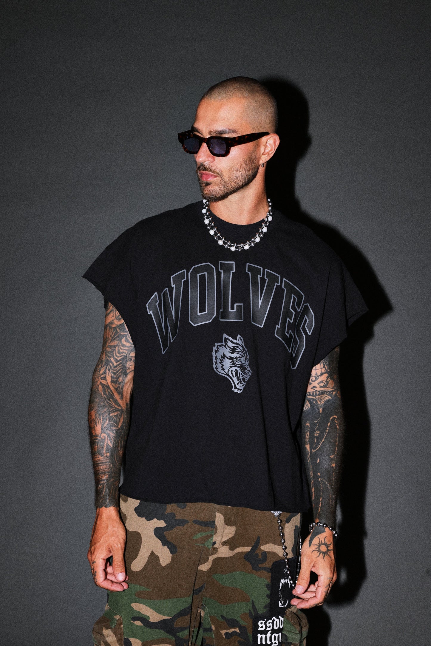 DS-0301 LOYALTY FRVR GRUNGE CUT-OFF TEE IN BLACK