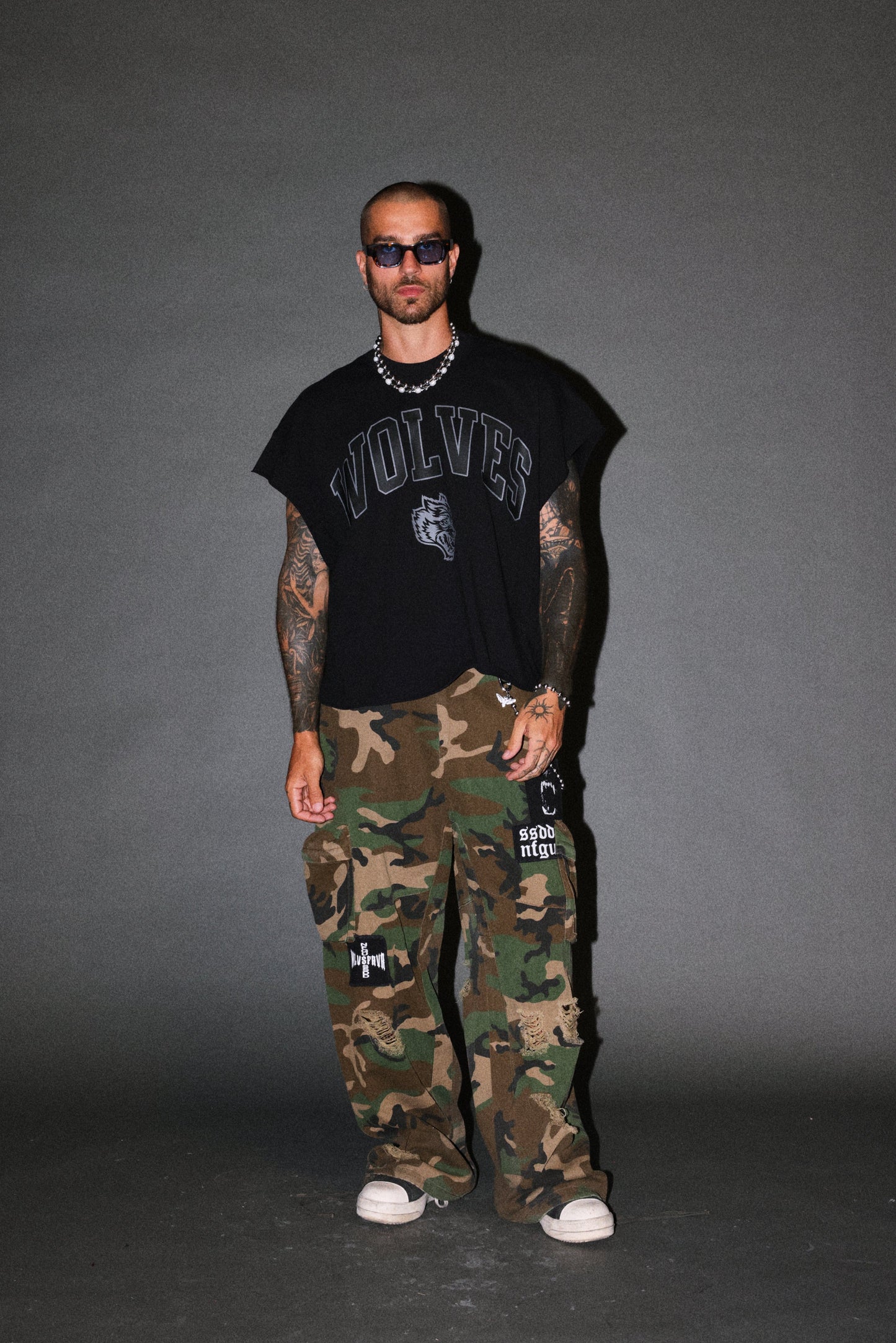 DS-0301 LOYALTY FRVR GRUNGE CUT-OFF TEE IN BLACK